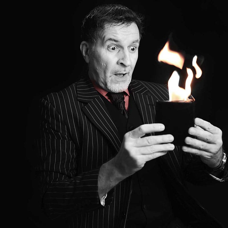 Alleinunterhalter und Zauberer Michi bei einem kleinen Feuertrick mit Geldbörse