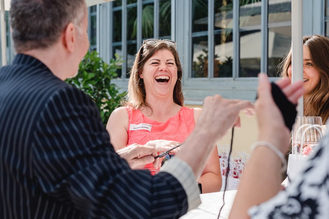 Alleinunterhalter und Zauberer Michi bringt Menschen mit Tischzauberei zum Lachen