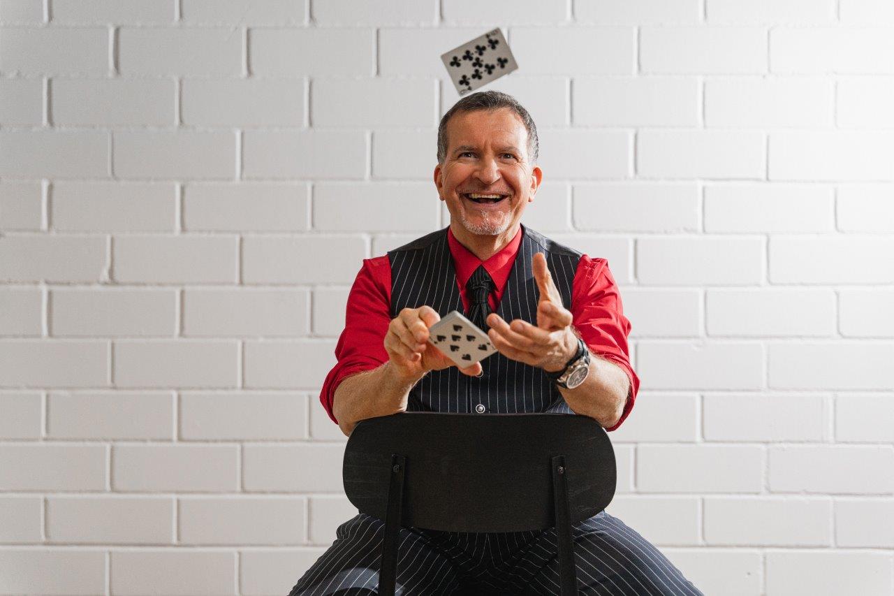 Michi wirft bei einem Zaubertrick Karten in die Luft