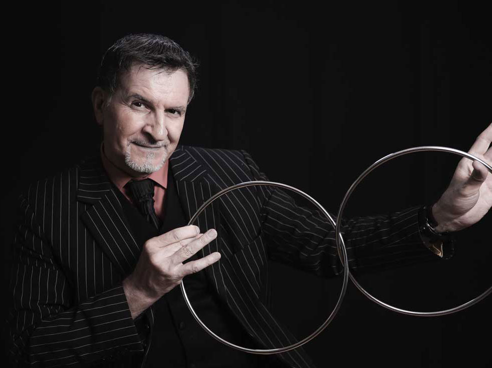 Alleinunterhalter und Zauberer Michi führt einen Zaubertrick mit magischen Ringen vor.