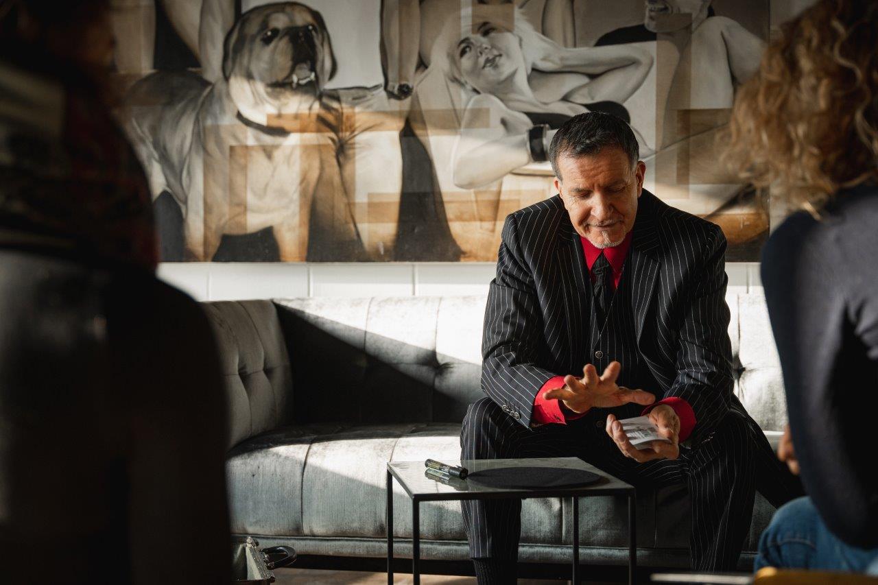 Michi, der Alleinunterhalter, ist unterwegs als Zauberer in München. Er macht Tischzauberei auf einem kleinen Wohnzimmertisch